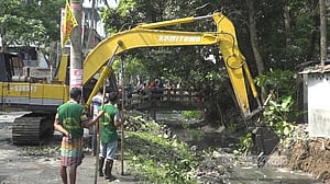 পিরোজপুরে অবৈধ স্থাপনা উচ্ছেদ করে খাল খনন
