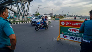 ৩০০ ফিট সড়কে বেপরোয়া গতি, দুর্ঘটনার ঝুঁকি