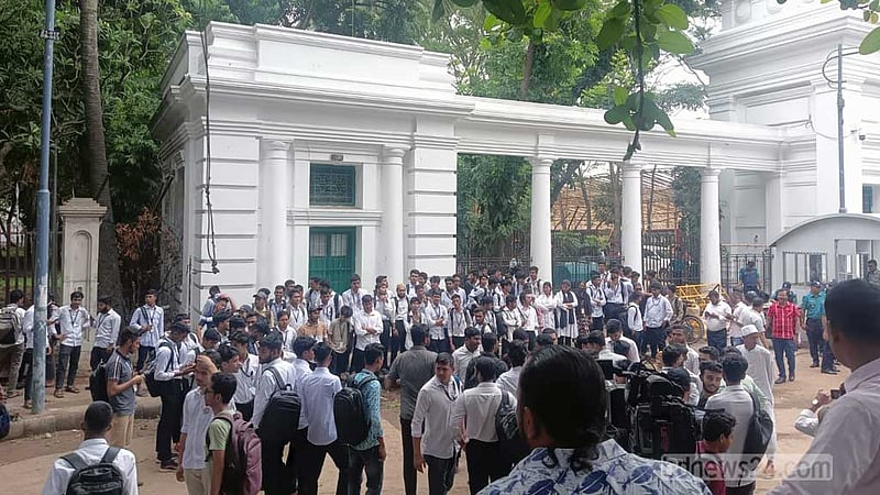 হাই কোর্টের সামনে পলিটেকনিক শিক্ষার্থীদের অবস্থান