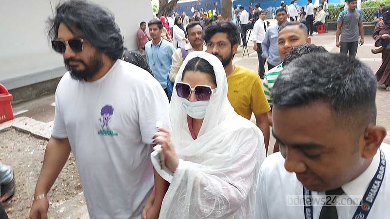 আদালত প্রাঙ্গণে পরীমনি অসুস্থ, হয়নি জেরা