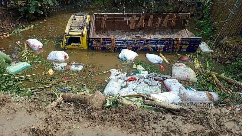 রাজবাড়ীতে গরুবাহী ট্রাক নিয়ন্ত্রণ হারিয়ে খাদে, ২ ব্যবসায়ী নিহত