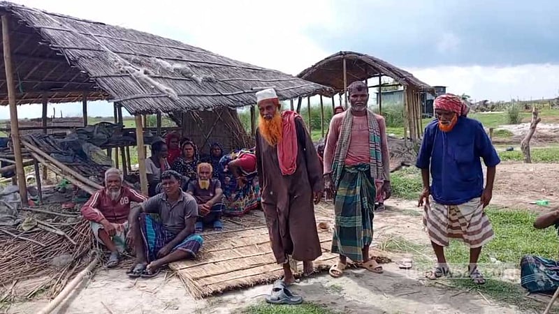 রাজবাড়ীর পদ্মার চরে বাড়িঘরে হামলা-লুটপাট-অগ্নিসংযোগের অভিযোগ