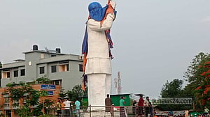 রাঙামাটিতে ভেঙে ফেলা হচ্ছে শেখ মুজিবের ভাস্কর্য