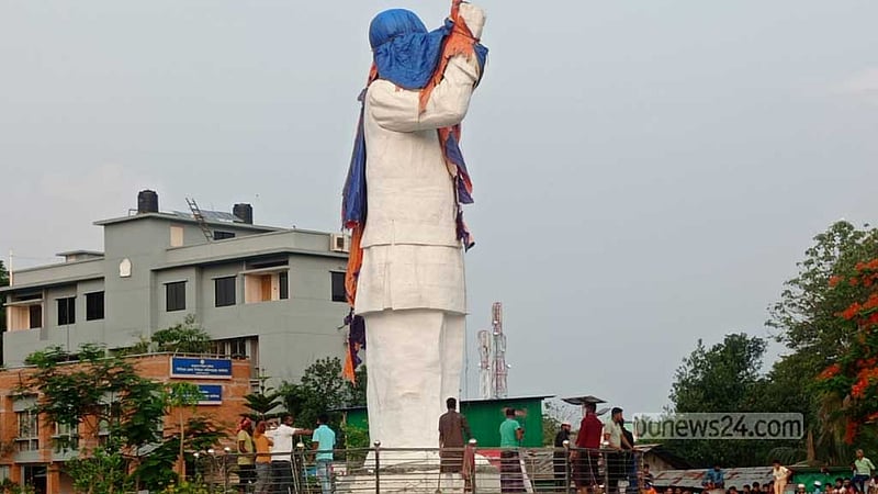 রাঙামাটিতে ভেঙে ফেলা হচ্ছে শেখ মুজিবের ভাস্কর্য