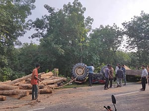 রাঙামাটিতে ট্রাক্টর উল্টে প্রাণ গেল তিন শ্রমিকের