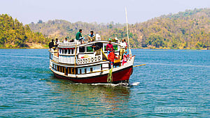কাপ্তাই হ্রদে নৌযান চলাচল বন্ধ ঘোষণা