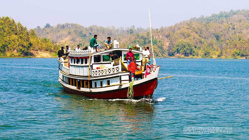 কাপ্তাই হ্রদে নৌযান চলাচল বন্ধ ঘোষণা