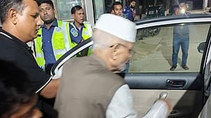 সাবেক মন্ত্রী হীরাকে বাসায় পৌঁছে দিল পুলিশ