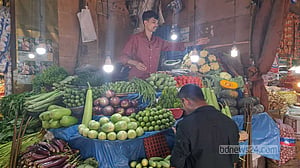 দাম বেড়েছে মুরগির, চড়েই আছে সবজির বাজার