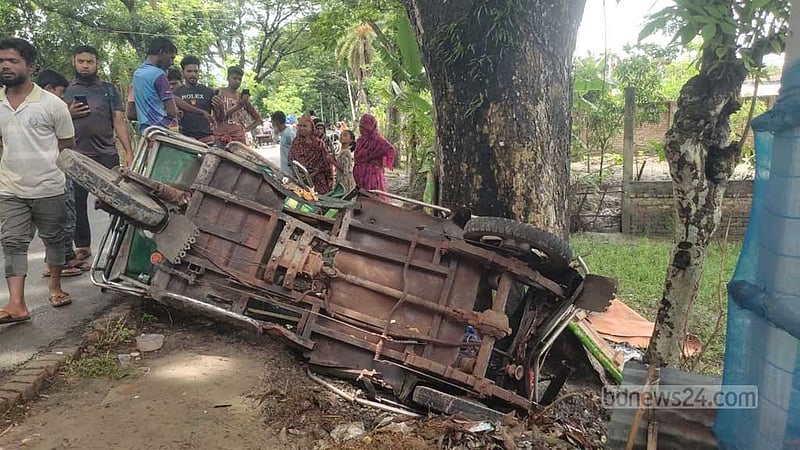 সাতক্ষীরায় তিন বাহনকে চাপা দিল বাস, শিশু নিহত, আহত ৯