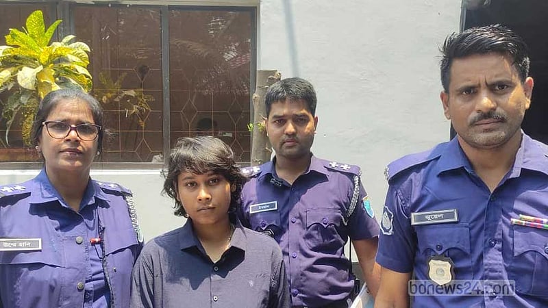বাবাকে কুপিয়ে হত্যার পর ৯৯৯ নম্বরে ফোন করে আত্মসমর্পণ