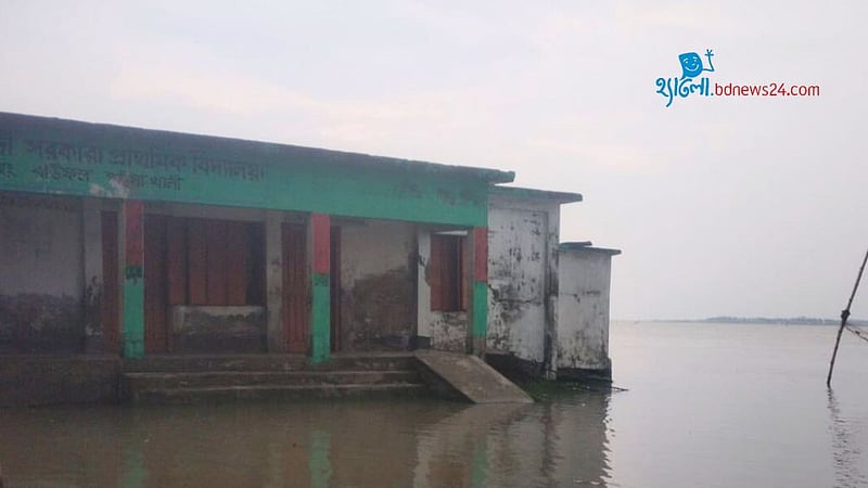 জোয়ারের পানিতে 'প্রায়ই ডোবে' স্কুলটি