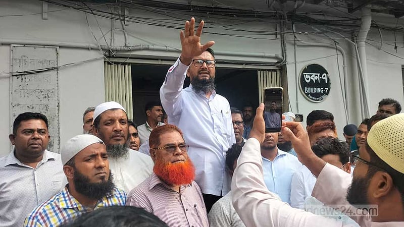 ভাতা-রেশনিংয়ের দাবিতে অর্থ উপদেষ্টার দপ্তরে কর্মকর্তা-কর্মচারীরা