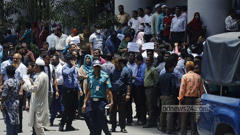 সচিবালয়ের বাইরে কড়া নিরাপত্তা, ভেতরে কর্মচারীদের বিক্ষোভ