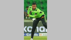 ১ ওভারে সাকিবের ১ উইকেট, টিকে রইল লাহোর কালান্দার্স