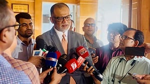 স্থলবাণিজ্যে নতুন নিষেধাজ্ঞায় ভারতের ব্যবসায়ীদেরই ‘ক্ষতি’ হবে: বাণিজ্য উপদেষ্টা