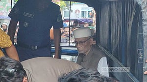 ‘মবের মুখে’ সাবেক ভূমিমন্ত্রী হীরা ও তার স্ত্রী, হেফাজতে নিল পুলিশ
