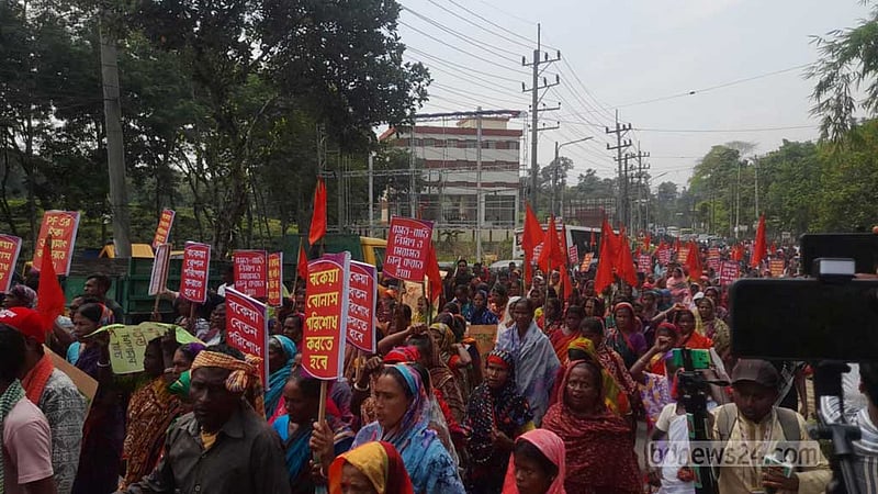 দায়িত্ব নেন, না হলে বিষ দেন: চা শ্রমিক সোমা বুনার্জী