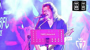 গানে-হুল্লোড়ে টাঙ্গাইল মাতালেন নগর বাউল জেমস
