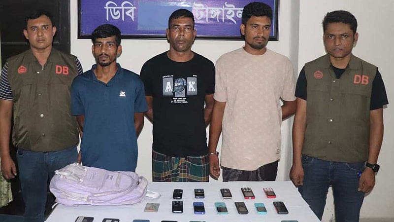 ঢাকা-টাঙ্গাইল মহাসড়কে বাসে ডাকাতি-শ্লীলতাহানি: গ্রেপ্তার ৩