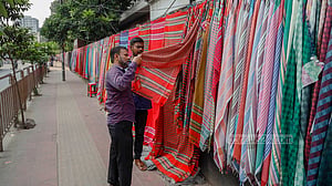 গামছায় রঙিন ফুটপাত