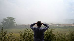 স্পেনে রাসায়নিক কারখানায় আগুন, বিষাক্ত গ্যাস মেঘে আচ্ছন্ন ১ লাখ ৬০ হাজার মানুষ