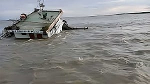হাতিয়ায় পণ্যবাহী ট্রলার ডুবি