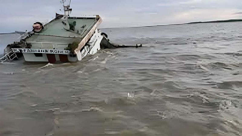 হাতিয়ায় পণ্যবাহী ট্রলার ডুবি