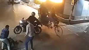 ঢাকার রাস্তায় ‘বিএনপি কর্মীকে’ কোপানোর ভিডিও ফেইসবুকে, থানায় মামলা