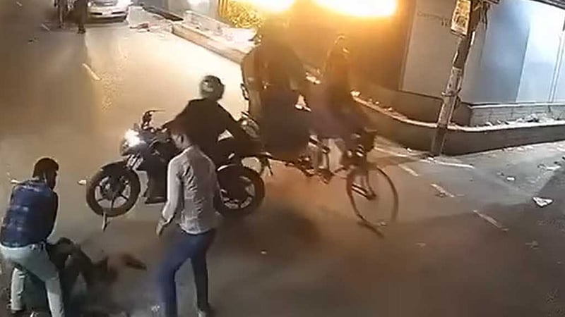 ঢাকার রাস্তায় ‘বিএনপি কর্মীকে’ কোপানোর ভিডিও ফেইসবুকে, থানায় মামলা