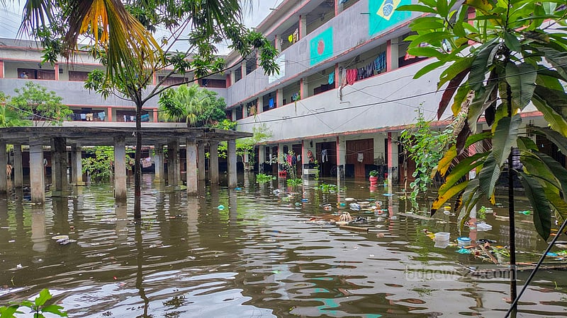 টানা বৃষ্টিতে কুমিল্লা ভিক্টোরিয়া কলেজের ছাত্রাবাসের কক্ষে পানি