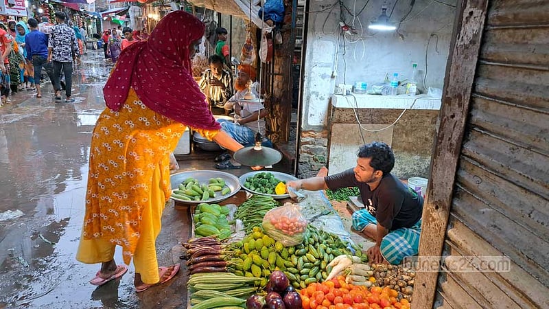 বৃষ্টিতে ‘কিছুটা’ বাড়তি সবজির দাম, নড়চড় নেই মুরগিতে
