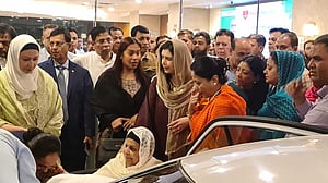 হাসপাতাল থেকে মাকে নিয়ে বাসায় গেলেন জুবাইদা রহমান