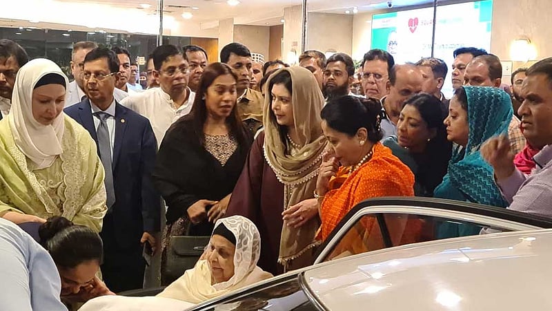 হাসপাতাল থেকে মাকে নিয়ে বাসায় গেলেন জুবাইদা রহমান