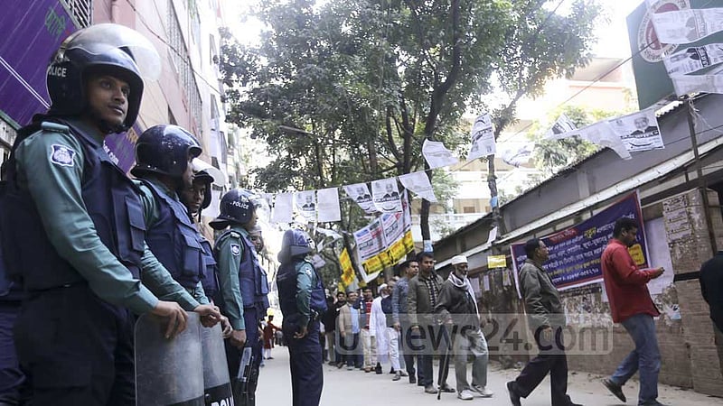 কেন্দ্রের চৌহদ্দিতে ক্যাম্প-প্রচার মানা, ভোটার আনতে প্রার্থীর গাড়ি নয়
