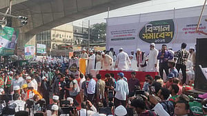 নভেম্বরে গণভোটের দাবিতে পল্টনে চলছে ৮ দলের সমাবেশ