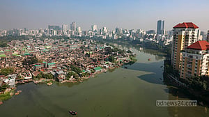 চোখের সামনে পুড়ল, নিঃস্ব হল বস্তিবাসী
