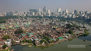 পোড়া বস্তির বাসিন্দারা খোলা আকাশের নিচে