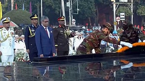 সশস্ত্র বাহিনী দিবসে শিখা অনির্বাণে রাষ্ট্রপতি ও প্রধান উপদেষ্টার শ্রদ্ধা