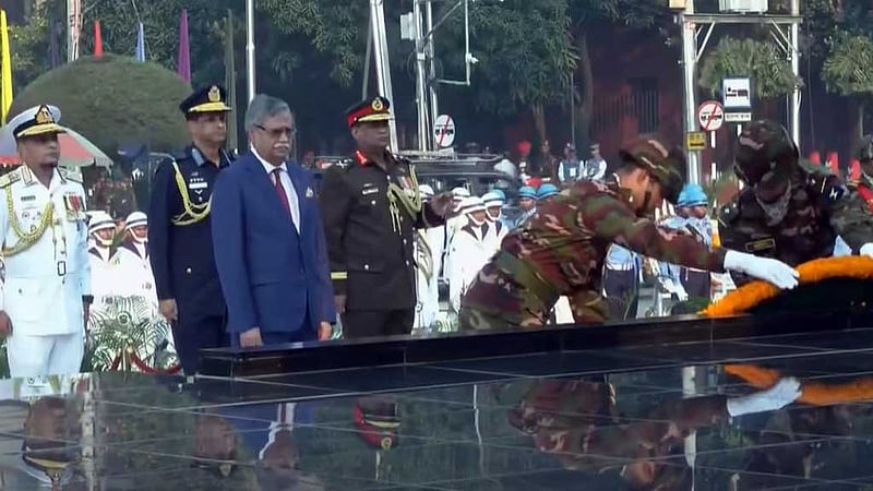 সশস্ত্র বাহিনী দিবসে শিখা অনির্বাণে রাষ্ট্রপতি ও প্রধান উপদেষ্টার শ্রদ্ধা