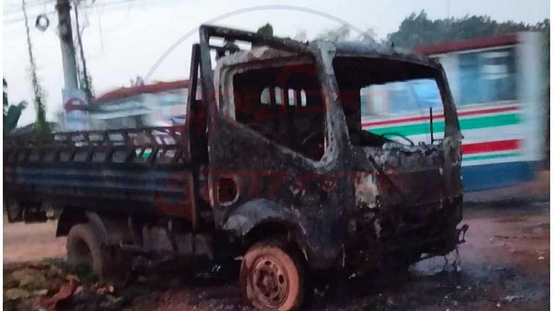 আশুলিয়ায় পিকআপ ভ্যানে আগুন