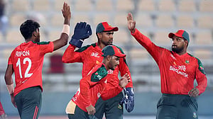 ফাইনালে আকবরদের সামনে পাকিস্তান