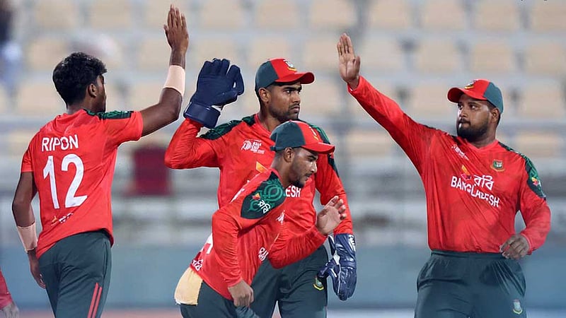 ফাইনালে আকবরদের সামনে পাকিস্তান