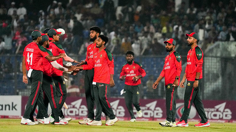 বিতর্কের হাওয়ায় টালমাটাল মাঠের ক্রিকেট
