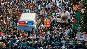 সেতুর দাবিতে ৩ ঘণ্টা শাহবাগ অবরোধ