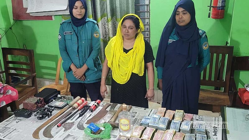 বরিশালে অস্ত্র, মাদক ও ২০ লক্ষাধিক টাকাসহ নারী আটক