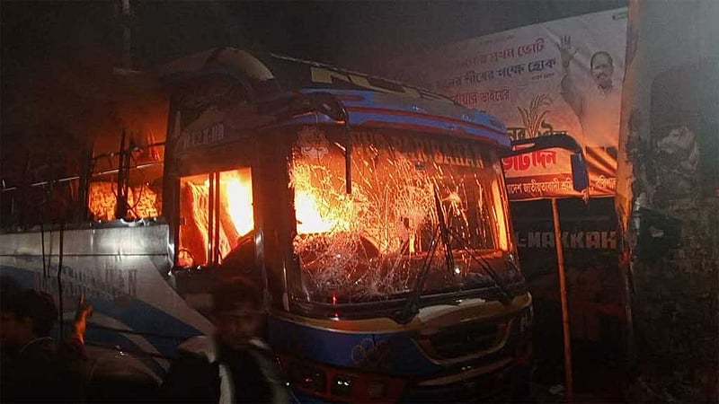ভাড়া নিয়ে ‘তর্ক-হাতাহাতি’, বরিশালে টার্মিনালে ‘শতাধিক’ বাস ভাঙচুর