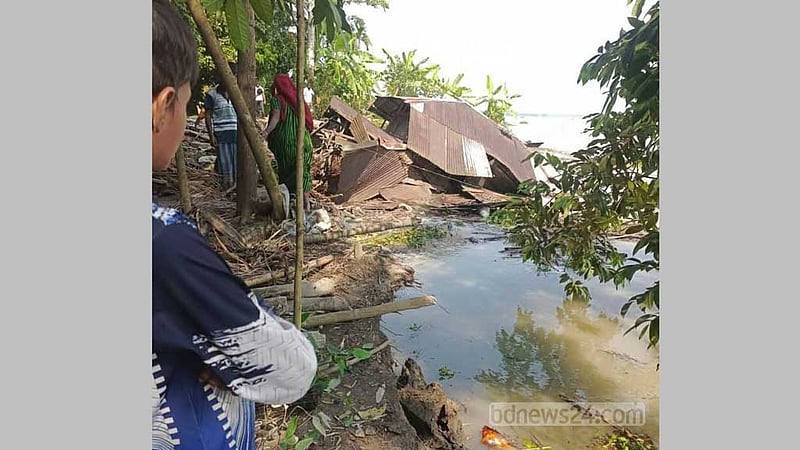 বরিশালে সন্ধ্যা নদীতে হঠাৎ ভাঙনে বসতঘরসহ গাছপালা বিলীন