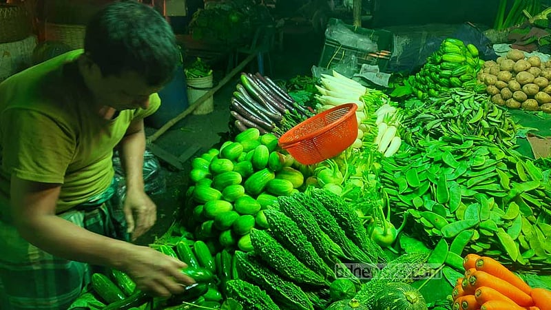 সবজির দাম কমবে? বিক্রেতার ভাষ্য ‘শীত নামুক’