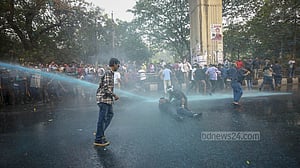 শাহবাগ মোড়ে সংঘর্ষের পর থানার সামনে বিসিএস পরীক্ষার্থীরা